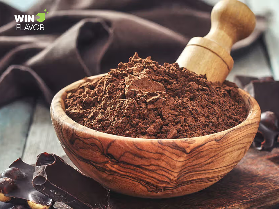 Bột carob, chiết xuất từ cây carob, nổi tiếng nhờ vị ngọt tự nhiên và không chứa caffeine